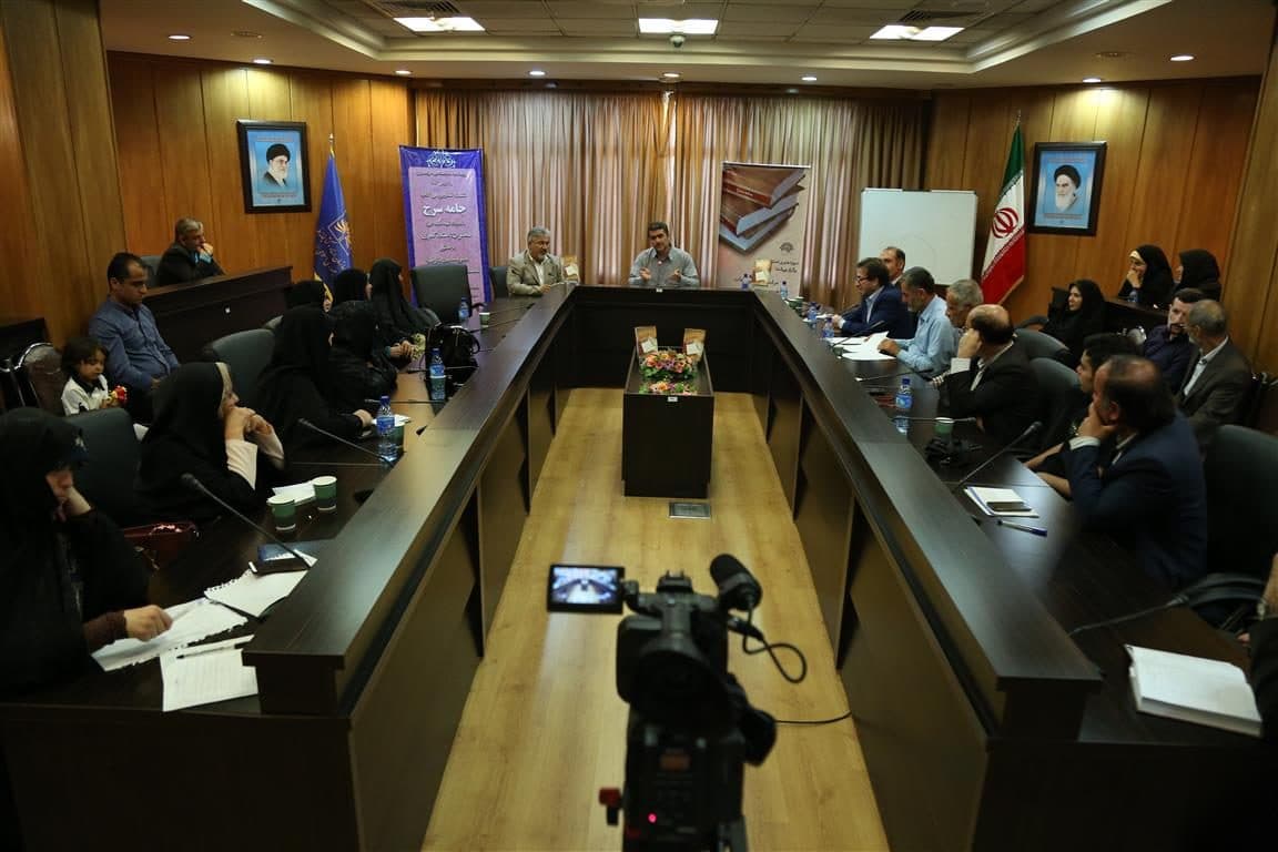 مراسم رونمایی کتاب «جامه سرخ»