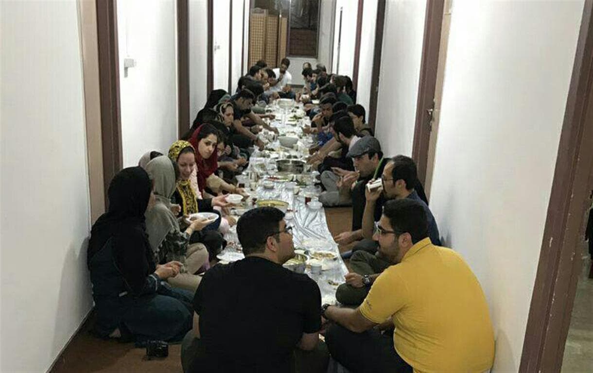 هنرمندان و هنرجویان حوزه هنری شهرستان شاهرود در ضیافت افطار شرکت کردند.
