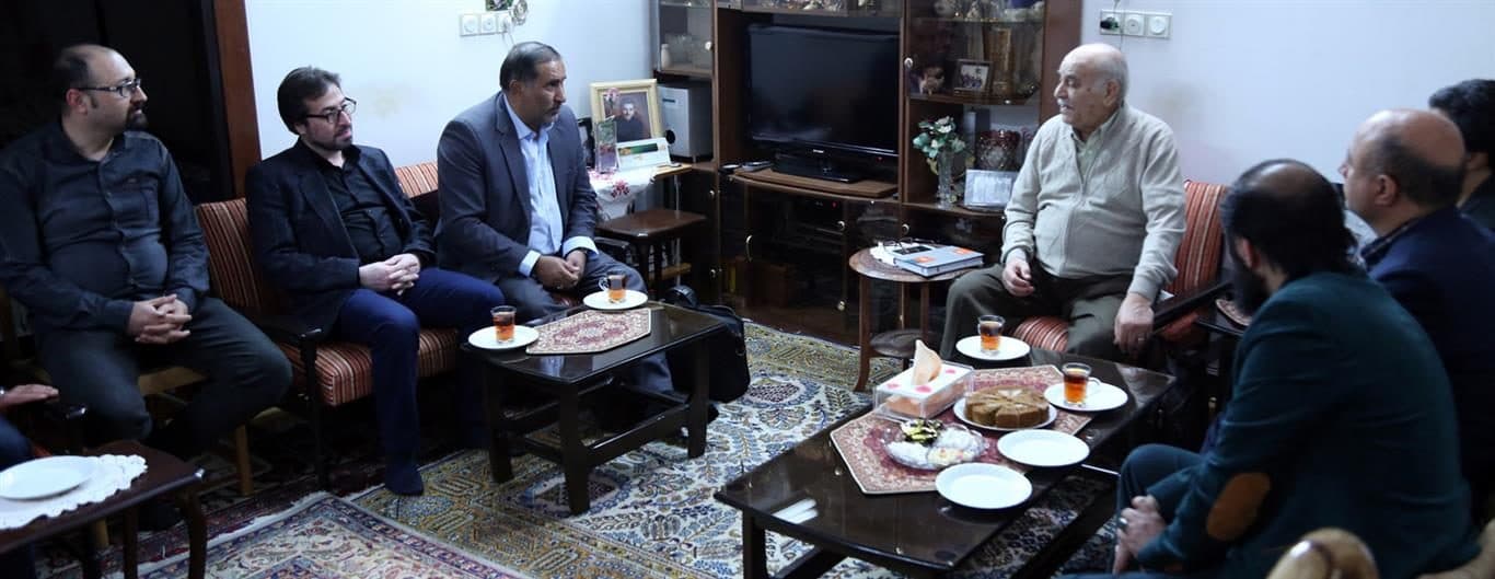 هنرمندان حوزه هنری با شاعر و مدرس پیشکسوت استان سمنان دیدار کردند.