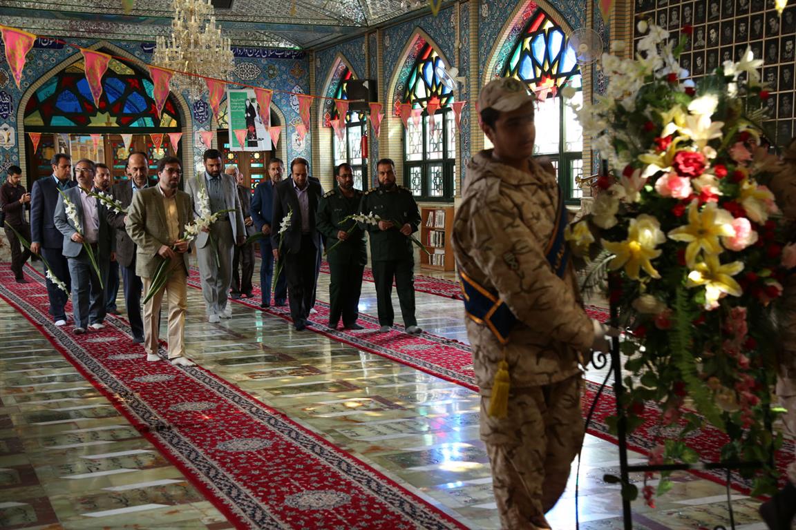 تجدید میثاق هنرمندان و کارکنان حوزه هنری استان با شهدا