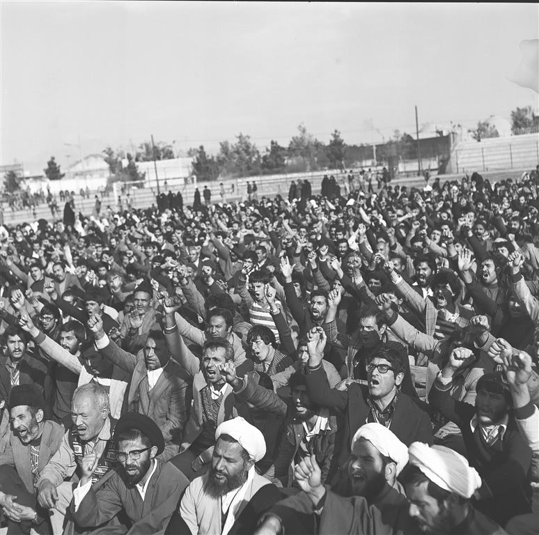 انقلاب مشت های گره کرده!