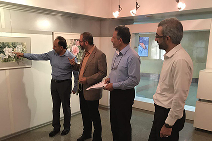 بازدید مدیران حوزه هنری از نقاشی های آبرنگ کامیار صادقی