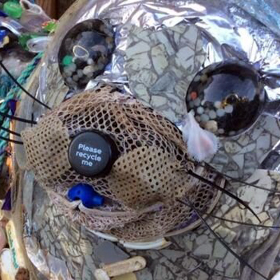 خلق مجسمه‌ای به شکل فُک با زباله‌های پلاستیکی