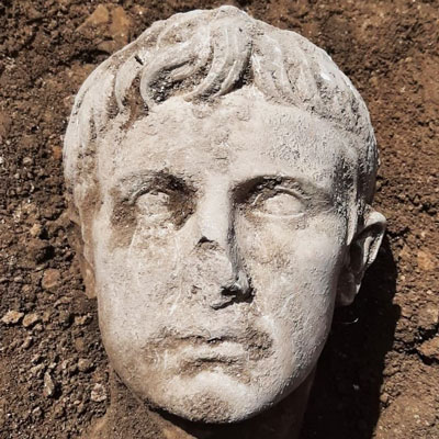 کشف سرمجسمه مرمرین امپراتور روم باستان