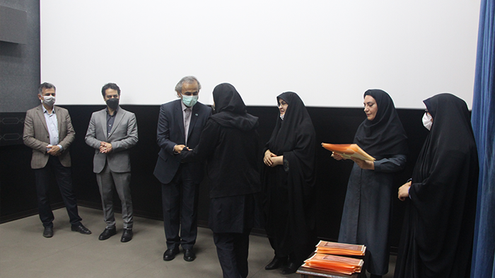 از نفرات برگزیده جشنواره ها و هنرآموزان برتر هنرستان سوره تقدیر شد